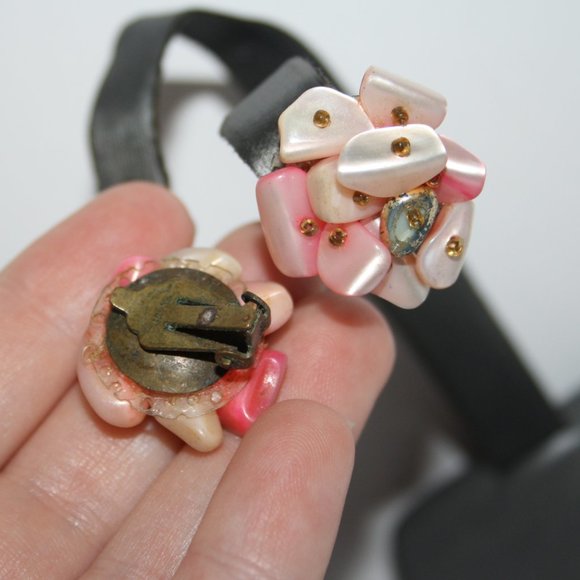 Vintage pink mother of pearl clip on earrings - Picture 3 of 3